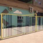 Niños jugando en el patio exterior de la escuela infantil
