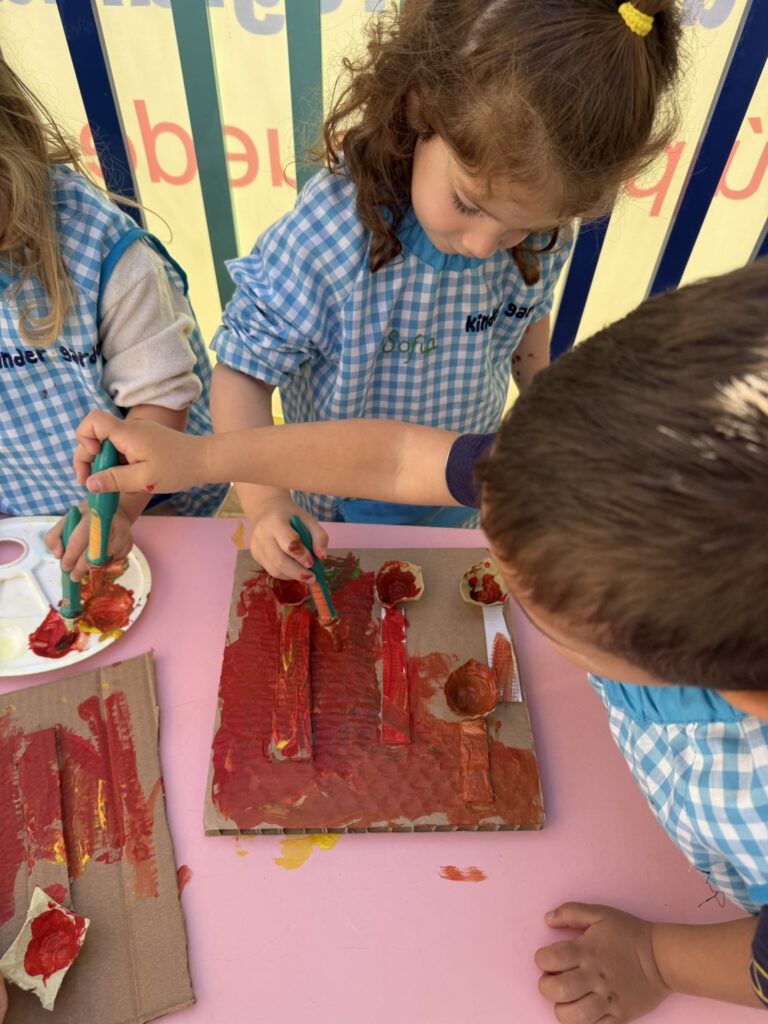 Niños jugando en el patio exterior de la escuela infantil