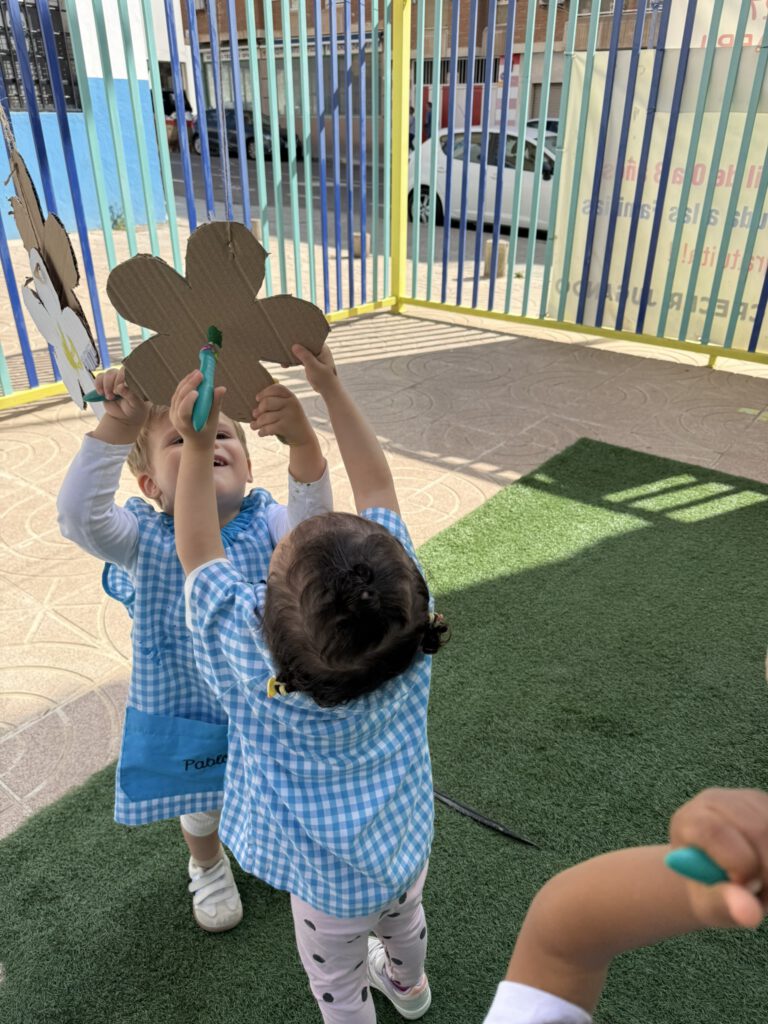 Niños jugando en el patio exterior de la escuela infantil