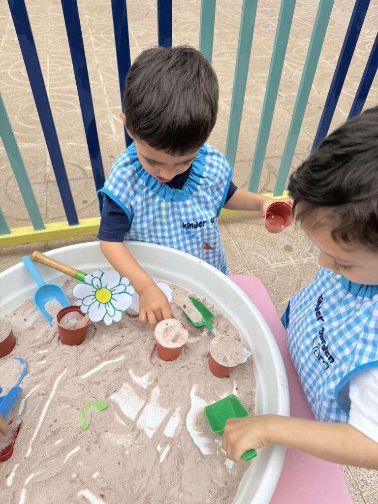 Niños jugando en el patio exterior de la escuela infantil
